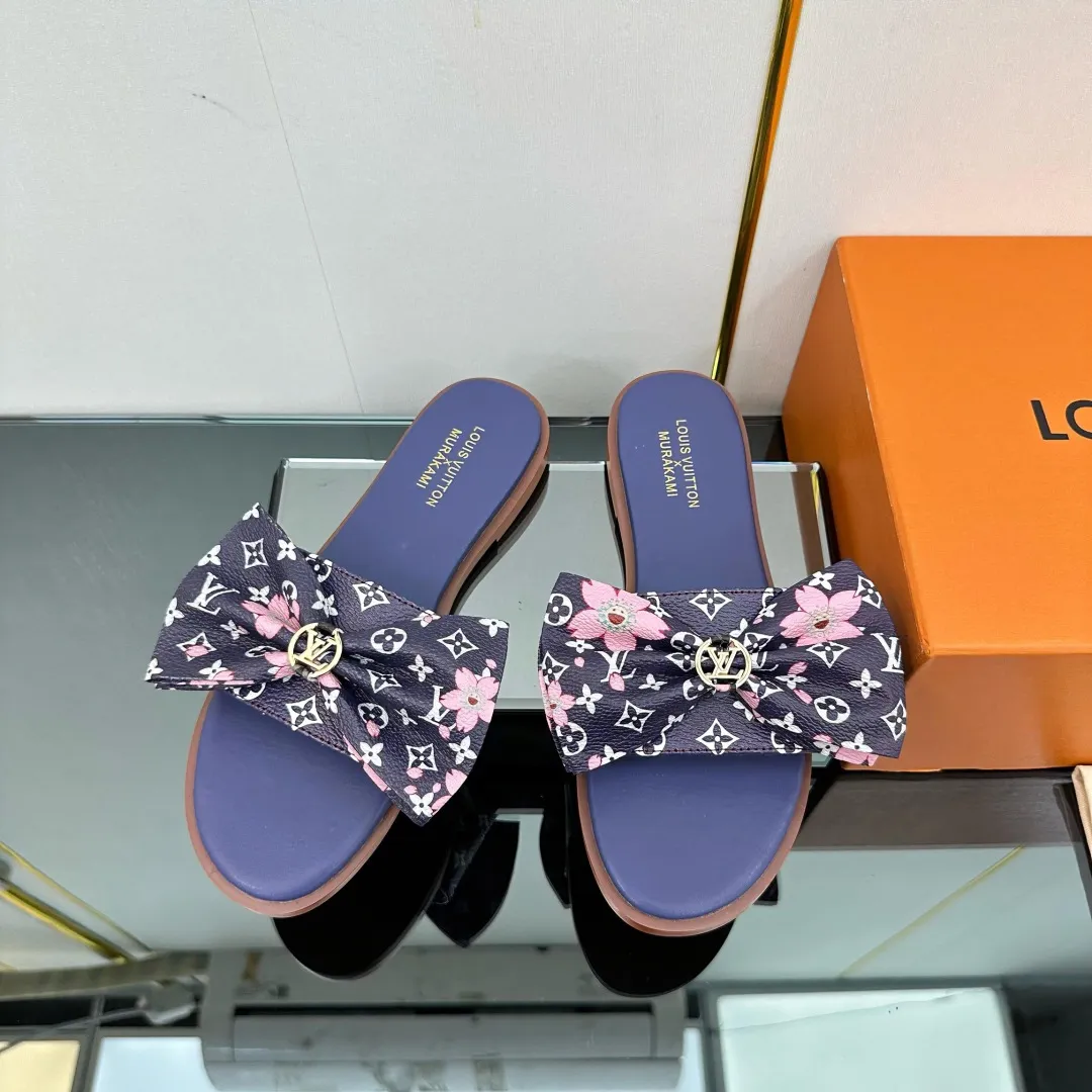 👟👟Ex-factory price 280👟👟 (available all year round) ❥V’s latest popular special material lock it series lock mop, super heavy industry launches! The golden lock on the toe is engraved with the LV letters logo 🔸Number of sizes 34-42) Welcome new and old customers to place orders in the picture above.